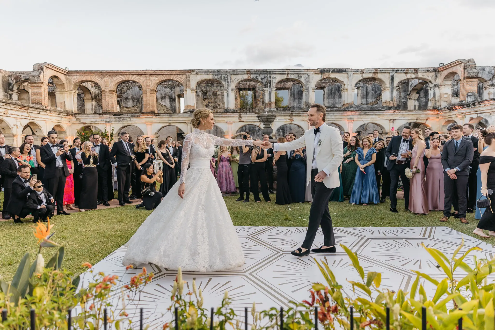 Усе весільне торжество «було виливом любові від людей, які казали: «Це твоя черга», — сказала 43-річна пані Меслар. Вони зустрічалися, коли їм було 20, і возз’єдналися через багато років.